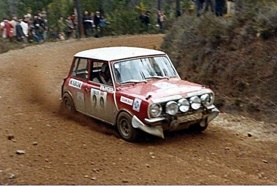 Rui Goncalves - Joao Baptista
8º TAP Rallye de Portugal 1974. Austin Mini 1275 GT (NR-69-87). Abandonó, desconocemos el motivo y en que especial.

Del 20 al 23 de Marzo, Estoril, Portugal.
Superficie: asfalto - tierra.

El Rally tenia un total de 2057.00 km de los que 455.00 km divididos en 32 tramos eran especiales.

Se inscribieron 126 equipos, tomaron la salida 120, finalizaron 36.@
Palabras clave: Austin;Portugal;1974