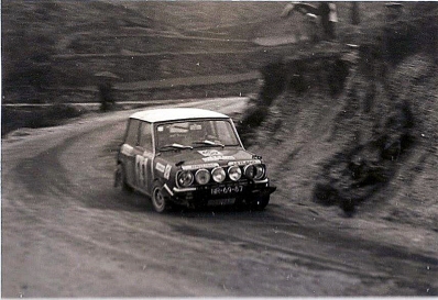 Rui Goncalves - Joao Baptista
8º TAP Rallye de Portugal 1974. Austin Mini 1275 GT (NR-69-87). Abandonó, desconocemos el motivo y en que especial.

Del 20 al 23 de Marzo, Estoril, Portugal.
Superficie: asfalto - tierra.

El Rally tenia un total de 2057.00 km de los que 455.00 km divididos en 32 tramos eran especiales.

Se inscribieron 126 equipos, tomaron la salida 120, finalizaron 36.@
Palabras clave: Austin;Portugal;1974