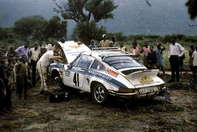 Edgar Herrmann - Hans Schuller
22º East African Safari Rally 1974. Porsche 911 Carrera RS 2.7 (S AR 7909). Abandonó por motor.

De 11 al 15 de Abril, Nairobi,
Superficie: tierra.

El Rally tenia un total de 5557.00 km, desconocemos cuantos controles horarios habían.

Tomaron la salida 99 equipos, finalizaron 16.@
Palabras clave: Porsche;Carrera;Safari;1974
