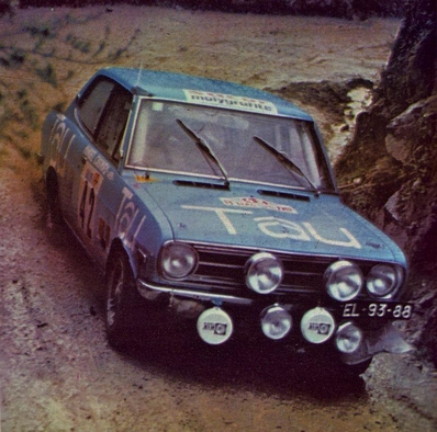 António Santinho Mendes - Manuel Casimiro
8º TAP Rally TAP Portugal 1974. Datsun 1200 GX (EL-93-88). Abandonó por accidente en tramo de enlace. 

Del 20 al 23 de Marzo, Estoril, Portugal.
Superficie: asfalto - tierra.

El Rally tenia un total de 2057.00 km de los que 455.00 km divididos en 32 tramos eran especiales.

Se inscribieron 126 equipos, tomaron la salida 120, finalizaron 36.@
Palabras clave: Datsun;Portugal;1974