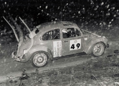 Al Schmit - Ed Rachner
26º Press-on-Regardless Rally 1974. Volkswagen 1303 S. Abandonó, desconocemos el motivo y en que especial.

Del 30 de Octubre al 3 de Noviembre, Marquette, Michigan, EE.UU.
Superficie: tierra.

El Rally tenia un total de 997.54 Km de los que 464.55 Km divididos en 51 tramos eran de especiales (254.08 km fueron cancelados, un total de 16 tramos).

Se inscribieron 68 equipos, tomaron la salida 64, finalizaron 29.@
Palabras clave: Volkswagen;USA;1974