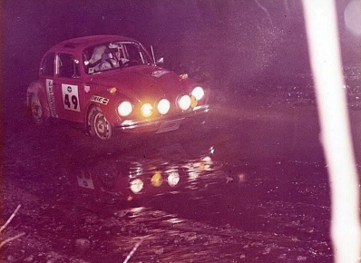 Al Schmit - Ed Rachner
26º Press-on-Regardless Rally 1974. Volkswagen 1303 S. Abandonó, desconocemos el motivo y en que especial.

Del 30 de Octubre al 3 de Noviembre, Marquette, Michigan, EE.UU.
Superficie: tierra.

El Rally tenia un total de 997.54 Km de los que 464.55 Km divididos en 51 tramos eran de especiales (254.08 km fueron cancelados, un total de 16 tramos).

Se inscribieron 68 equipos, tomaron la salida 64, finalizaron 29.@
Palabras clave: Volkswagen;USA;1974
