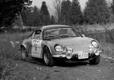 Randy Graves - Ruth Hande
2º Rally of the Rideau Lakes 1974. Alpine-Renault A110 1300G (YLT 232). Abandonó.

Del 16 al 20 de Octubre, Smith Falls, Canada.
Superficie: tierra.

El Rally tenia un total de 1577.60 Km de los que 383.64 Km divididos en 40 tramos eran especiales (3 de ellos fueron cancelados SS24 Crosby Lake de 6.18 Km, SS25 Bennett Lake de 6.61 Km y SS26 Silver Lake de 3.64 Km).

Se inscribieron 65 equipos, tomaron la salida 51, finalizaron 19.@
Palabras clave: Renault;Alpine;Canada;1974