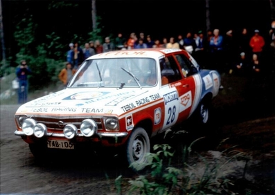 Ari Vatanen - Alf Krogell
24º Jyväskylän Suurajot - Rally of the 1000 Lakes 1974. Opel Ascona 1.9 (TAB 105). Abandonó por pérdida de rueda en SS30 Enolahti de 11.70 Km.

Del 2 al 4 de Agosto, Jyväskylä.
Superficie: tierra.

El Rally tenia un total de 1260.00 km de los que 363.80 km divididos en 36 tramos eran especiales (2 de ellas fueron canceladas SS7 Vaarinmaja de 7 Km y SS22 Mataramaki de 13. 10 Km).

Tomaron la salida 118 equipos, finalizaron 88.@

Palabras clave: ;Opel;ascona;Finlandia;1974