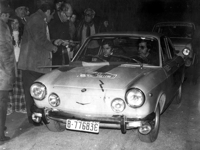Joan Gimeno Conesa - Joan Maria Riubrogent
4º Criterium Montseny-Guilleries 1974. Seat  850 Coupe SC (B-776836). Abandonaron.
Foto saliendo de Viladrau.

El Seat 850 E de detrás es el de Jiménez - Pubill, desconocemos resultado final de su participación.

Dando la salida están Casimiro Aumacellas y Paco Folch.
@
Palabras clave: Seat;Coupe;Viladrau;Montseny-Guilleries;1974;Personajes