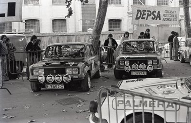 17º Rally 2000 Viratges 1975
Dos Seat 1430 / 1800
1# (B-7592-X) Gr.5 de Antonio Zanini - Eduardo Martinez Adam, abandonó.
3# (B-3793-AP) más ligero y Gr.2 de Salvador Cañellas - Daniel Ferrater, clasificado 5º.

Parcialmente aparecen el 7# Simca 1000 de Oñoro - Lacalle y el Porsche de Marc Etchebers - Ignacio Lewin, vencedores de la prueba.

Del 8 al 9 de Noviembre, Manresa, Barcelona, Catalunya, España.
Superficie: asfalto.

El Rally tenía un total de 615.00 km de los que 217.20 km divididos en 16 tramos eran especiales.
La prueba se competía en su totalidad de noche, desde las 22:40 del dia 8 a las 10:26 del dia 9, con una parada de una hora justa.

Tomaron la salida 85 equipos, finalizaron 52.
@
Palabras clave: Seat;Simca;Porsche;2000_Viratges;1975;Parque_Cerrado