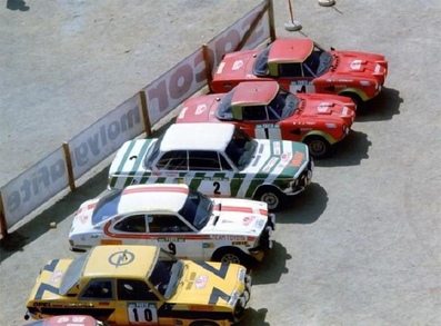 Parque Cerrado del 9º Rallye Portugal Vinho do Porto 1975
Núm 4: Markku Alén - Ilkka Kivimäki, Fiat Abarth 124 Rallye, clasificado 1º.
Núm 1: Hannu Mikkola - Jean Todt, Fiat Abarth 124 Rallye, clasificado 2º.
Núm 2: Achim Warmbold - John Davenport, BMW 2002, retirado por el eje de transmisiòn.
Núm 9: Ove Andersson - Arne Hertz, Toyota Corolla, clasificado 3º.
Núm 10: Rauno Aaltonen - Claes Billstam, Opel Ascona, clasificado 4º.@
Palabras clave: Markku_Alen;Jean_Todt;John_Davenport;Ove_Andersson;Fiat;Abarth;Portugal;1975;Parque_Cerrado