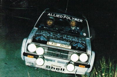 Timo Mäkinen - Henry Liddon
24º Lombard RAC Rally 1975. Ford Escort RS 1800 MKII (LAR 801P). Clasificado 1º.

Del 22 al 26 de Noviembre, York, Yorkshire, Inglaterra.
Superficie: tierra.

El Rally tenia 72 tramos especiales, (2 de ellos fueron cancelados, SS7 Wykeham y SS25 Chargot Wood).

Se inscribieron 250 equipos, tomaron la salida 236, finalizaron 104.@
Palabras clave: Timo_Makinen;Gran_Bretaña;Ford;Escort;RS;MKII;1975;Lombard_RAC_Rally;Inglaterra