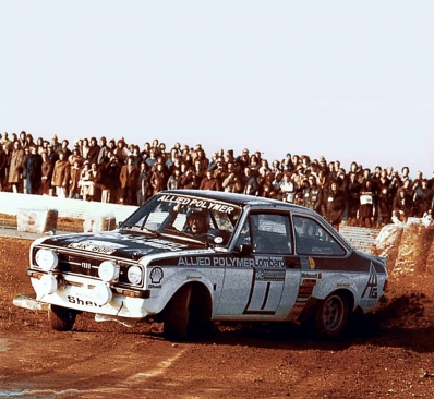 Timo Mäkinen - Henry Liddon
24º Lombard RAC Rally 1975. Ford Escort RS 1800 MKII (LAR 801P). Clasificado 1º.

Del 22 al 26 de Noviembre, York, Yorkshire, Inglaterra.
Superficie: tierra.

El Rally tenia 72 tramos especiales, (2 de ellos fueron cancelados, SS7 Wykeham y SS25 Chargot Wood).

Se inscribieron 250 equipos, tomaron la salida 236, finalizaron 104.@
Palabras clave: Timo_Makinen;Gran_Bretaña;Ford;Escort;RS;MKII;1975;Lombard_RAC_Rally;Inglaterra