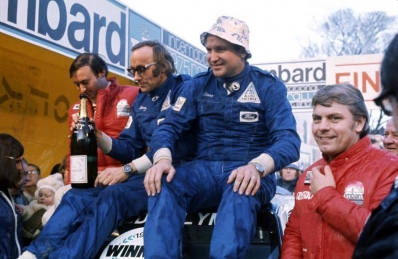 Timo Mäkinen - Henry Liddon
24º Lombard RAC Rally 1975. Ford Escort RS 1800 MKII (LAR 801P). Clasificado 1º.

Del 22 al 26 de Noviembre, York, Yorkshire, Inglaterra.
Superficie: tierra.

El Rally tenia 72 tramos especiales, (2 de ellos fueron cancelados, SS7 Wykeham y SS25 Chargot Wood).

Se inscribieron 250 equipos, tomaron la salida 236, finalizaron 104.@
Palabras clave: Timo_Makinen;Gran_Bretaña;Ford;Escort;RS;MKII;1975;Personajes;Lombard_RAC_Rally;Inglaterra