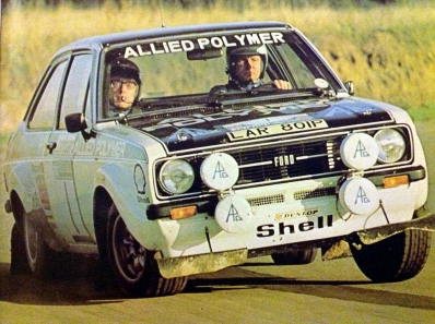 Timo Mäkinen - Henry Liddon
24º Lombard RAC Rally 1975. Ford Escort RS 1800 MKII (LAR 801P). Clasificado 1º.

Del 22 al 26 de Noviembre, York, Yorkshire, Inglaterra.
Superficie: tierra.

El Rally tenia 72 tramos especiales, (2 de ellos fueron cancelados, SS7 Wykeham y SS25 Chargot Wood).

Se inscribieron 250 equipos, tomaron la salida 236, finalizaron 104.@
Palabras clave: Timo_Makinen;Gran_Bretaña;Ford;Escort;RS;MKII;1975;Lombard_RAC_Rally;Inglaterra