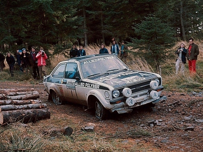 Timo Mäkinen - Henry Liddon
24º Lombard RAC Rally 1975. Ford Escort RS 1800 MKII (LAR 801P). Clasificado 1º.

Del 22 al 26 de Noviembre, York, Yorkshire, Inglaterra.
Superficie: tierra.

El Rally tenia 72 tramos especiales, (2 de ellos fueron cancelados, SS7 Wykeham y SS25 Chargot Wood).

Se inscribieron 250 equipos, tomaron la salida 236, finalizaron 104.@
Palabras clave: Timo_Makinen;Gran_Bretaña;Ford;Escort;RS;MKII;1975;Lombard_RAC_Rally;Inglaterra