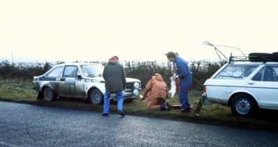 Timo Mäkinen - Henry Liddon
24º Lombard RAC Rally 1975. Ford Escort RS 1800 MKII (LAR 801P). Clasificado 1º.

Del 22 al 26 de Noviembre, York, Yorkshire, Inglaterra.
Superficie: tierra.

El Rally tenia 72 tramos especiales, (2 de ellos fueron cancelados, SS7 Wykeham y SS25 Chargot Wood).

Se inscribieron 250 equipos, tomaron la salida 236, finalizaron 104.@
Palabras clave: Timo_Makinen;Gran_Bretaña;Ford;Escort;RS;MKII;1975;Lombard_RAC_Rally;Inglaterra