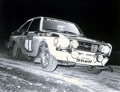 Timo Mäkinen - Henry Liddon
24º Lombard RAC Rally 1975. Ford Escort RS 1800 MKII (LAR 801P). Clasificado 1º.

Del 22 al 26 de Noviembre, York, Yorkshire, Inglaterra.
Superficie: tierra.

El Rally tenia 72 tramos especiales, (2 de ellos fueron cancelados, SS7 Wykeham y SS25 Chargot Wood).

Se inscribieron 250 equipos, tomaron la salida 236, finalizaron 104.@
Palabras clave: Timo_Makinen;Gran_Bretaña;Ford;Escort;RS;MKII;1975;Lombard_RAC_Rally;Inglaterra