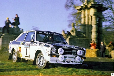 Timo Mäkinen - Henry Liddon
24º Lombard RAC Rally 1975. Ford Escort RS 1800 MKII (LAR 801P). Clasificado 1º.

Del 22 al 26 de Noviembre, York, Yorkshire, Inglaterra.
Superficie: tierra.

El Rally tenia 72 tramos especiales, (2 de ellos fueron cancelados, SS7 Wykeham y SS25 Chargot Wood).

Se inscribieron 250 equipos, tomaron la salida 236, finalizaron 104.@
Palabras clave: Timo_Makinen;Gran_Bretaña;Ford;Escort;RS;MKII;1975;Lombard_RAC_Rally;Inglaterra
