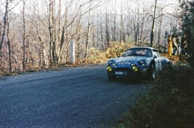 Jacques Henry - Maurice Gelin
18º Critérium des Cévennes 1975. Alpine-Renault A110 1800 (943 AKX 75). Clasificado 1º.

Del 22 al 23 de Noviembre, Vigan-Ganges.
Superficie: asfalto.

La prueba tenia un total de 577.00 km de los que 290.40 km divididos en 22 tramos eran especiales.

Tomaron la salida 165 equipos, finalizaron 66.@
Palabras clave: Jacques_Henry;Maurice_Gelin;Criterium_Cevennes;Renault;Alpine;A110;1975