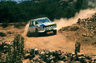 Hannu Mikkola - Jean Todt
18º Rallye du Maroc 1975. Peugeot 504 Ti (3504 QT 25). Clasificado 1º.

Del 24 al 28 de Junio, Rabat - Agadir - Casablanca, Marruecos.
Superficie: tierra.

El Rally tenia un total de 1962.00 km cronometrados divididos en 9 tramos.
SS1 El Khatouat de 95.00 km
SS2 Khemisset - Oulmes de 86.00 km
SS3 Tizi n'lsly - Jaffar - Midelt de 238.00 km
SS4 Sidi Abdallah - El Chikker - Taza de 76.00 km
SS5 Missour - Gourama de 184.00 km
SS6 Rich - Tizi n'Isly 1 de 205.00 km
SS7 Asni - Tizi n'Test de 87.00 km
SS8 Transmarocaine de 786.00 km
SS9 Rich - Tizi n'Isly 2 de 205.00 km

Tomaron la salida 103 equipos, finalizaron 14.
@
Palabras clave: Hannu_Mikkola;Jean_Todt;Peugeot;Maroc;Marruecos;1975