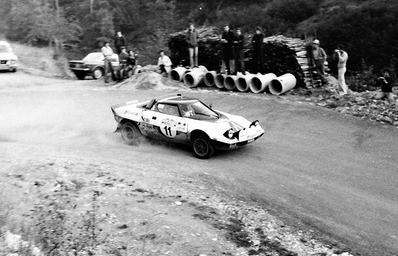 Björn Waldegard - Hans Thorszelius
17º Rally San Remo 1975. Lancia Stratos HF (TO M26363). Clasificado 1º.

Del 1 al 4 de Octubre, Sanremo, Imperia, Liguria, Italia.
Supeerficie: tierra - asfalto.

El Rally tenia un total de 1736.00 km de los que 977.00 km divididos en 39 tramos eran especiales.

Tomaron la salida 118 equipos, finalizaron 33.@
Palabras clave: ;Hans_Thorszelius;Lancia;Stratos;Sanremo;1975