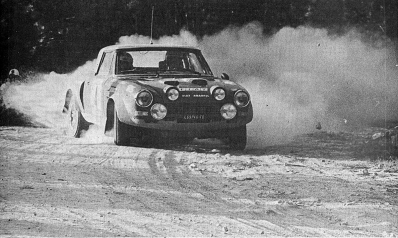 Markku Alén - Ilkka Kivimaki
9º Rallye de Portugal - Vinho do Porto 1975. Fiat 124 Abarth Rallye (TO L69746). Clasificado 1º.
1ª victoria de Markku Alén en el Mundial de Rallyes.

Del 18 al 21 de Julio, Estoril, Cascais, Lisboa, Portugal.
Superficie: asfalto - tierra.

El Rally tenia un total de 2006.50 Km de los que 514.80 Km divididos en 34 tramos eran especiales.

Tomaron la salida 73 equipos, finalizaron 22.@
Palabras clave: Markku_Alen;Fiat;Abarth;Portugal;1975