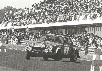 Markku Alén - Ilkka Kivimaki
9º Rallye de Portugal - Vinho do Porto 1975. Fiat 124 Abarth Rallye (TO L69746). Clasificado 1º.
1ª victoria de Markku Alén en el Mundial de Rallyes.

Del 18 al 21 de Julio, Estoril, Cascais, Lisboa, Portugal.
Superficie: asfalto - tierra.

El Rally tenia un total de 2006.50 Km de los que 514.80 Km divididos en 34 tramos eran especiales.

Tomaron la salida 73 equipos, finalizaron 22.@
Palabras clave: Markku_Alen;Fiat;Abarth;Portugal;1975