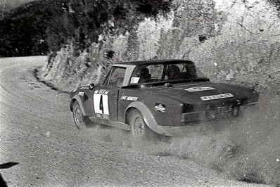 Markku Alén - Ilkka Kivimaki
9º Rallye de Portugal - Vinho do Porto 1975. Fiat 124 Abarth Rallye (TO L69746). Clasificado 1º.
1ª victoria de Markku Alén en el Mundial de Rallyes.

Del 18 al 21 de Julio, Estoril, Cascais, Lisboa, Portugal.
Superficie: asfalto - tierra.

El Rally tenia un total de 2006.50 Km de los que 514.80 Km divididos en 34 tramos eran especiales.

Tomaron la salida 73 equipos, finalizaron 22.@
Palabras clave: Markku_Alen;Fiat;Abarth;Portugal;1975