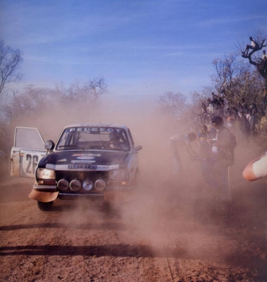 Ove Andersson - Arne Hertz
23º Safari Rally 1975. Peugeot 504 (3501 QT 25). Clasificado 1º.

Del 27 al 31 de Marzo, Nairobi, Kenya, África.
Superficie: tierra.

El Rally tenia un total de 5927 km con 80 controles horarios.

Tomaron la salida 75 equipos, finalizaron 14.@
Palabras clave: Ove_Andersson;Peugeot;Safari;1975