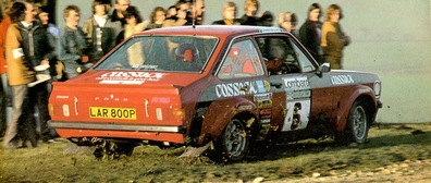 Roger Albert Clark - Tony Mason
24º Lombard RAC Rally 1975. Ford Escort RS 1800 MKII (LAR 800P). Clasificado 2º.

Del 22 al 26 de Noviembre, York, Yorkshire, Inglaterra.
Superficie: tierra.

El Rally tenia 72 tramos especiales (2 de ellos fueron cancelados, SS7 Wykeham y SS25 Chargot Wood).

Se inscribieron 250 equipos, tomaron la salida 236, finalizaron 104.@
Palabras clave: ;Ford;Escort;MKII;RS;Gran_Bretaña;1975;Lombard_RAC_Rally;MKII