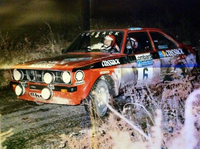 Roger Albert Clark - Tony Mason
24º Lombard RAC Rally 1975. Ford Escort RS 1800 MKII (LAR 800P). Clasificado 2º.

Del 22 al 26 de Noviembre, York, Yorkshire, Inglaterra.
Superficie: tierra.

El Rally tenia 72 tramos especiales (2 de ellos fueron cancelados, SS7 Wykeham y SS25 Chargot Wood).

Se inscribieron 250 equipos, tomaron la salida 236, finalizaron 104.@
Palabras clave: ;Ford;Escort;MKII;RS;Gran_Bretaña;1975;Lombard_RAC_Rally;MKII