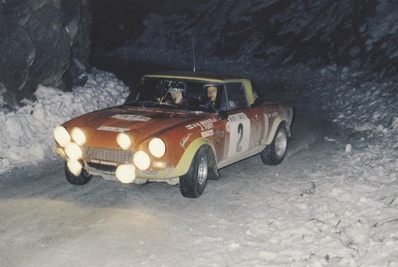 Hannu Olavi Mikkola - Jean Todt
43º Rallye Automobile de Monte-Carlo 1975. Fiat 124 Abarth. Clasificado 2º.
El Rally tenia un total de 2,345.00 Km de los que 472.00 Km divididos en 22 tramos, eran especiales.
Se inscribieron 114 equipos, tomaron la salida 96, finalizaron 43.@
Palabras clave: ;Jean_Todt;Fiat;Abarth;Montecarlo;1975;Nieve