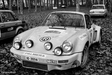 Parque Cerrado del 11º Rally Catalunya 1975
En Girona "Parc de les Deveses"

Porsche 911 Carrera RSR (VD 20246) de Marc Etchebers - Marie-Christine Etchebers-Rives, clasificado 3º.

También podemos ver parte trasera del Seat 1430 Especial 1800 -Gr.2 SEAT Competición- (B-7588-X) de Antonio Zanini - Eduardo Martinez Adam, clasificado 1º.

Del 29 al 30 de Noviembre.
Superficie: asfalto.

Tomaron la salida 82 equipos, finalizaron 37.

© Vicenç Abad.@
Palabras clave: Porsche;Seat;Marc_Etchebers;RSR;Carrera;Catalunya;1975;Parque_Cerrado