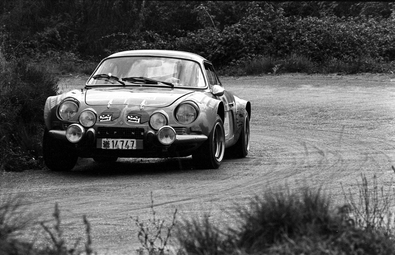 Antoni Puigdellivol Riberaygua - Victor Sabater
17º Rally 2000 Viratges 1975. Alpine-Renault A110 1800. Clasificado 3º.

Del 8 al 9 de Noviembre, Manresa, Barcelona, Catalunya, España.
Superficie: asfalto.

El Rally tenía un total de 615.00 km de los que 217.20 km divididos en 16 tramos eran especiales.
La prueba se competía en su totalidad de noche, desde las 22:40 del dia 8 a las 10:26 del dia 9, con una parada de una hora justa.

Tomaron la salida 85 equipos, finalizaron 52.@
Palabras clave: Alpine_Renault;2000_Viratges;Spain;España;1975
