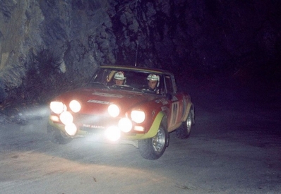 Markku Alén - Ilkka Kivimaki
43º Rallye Automobile de Monte-Carlo 1975. Fiat 124 Abarth Rallye (TO K81054). Clasificado 3º.

Del 15 al 23 de Enero, Monte Carlo.
Superficie: asfalto - nieve.

El Rally tenia un total de 2,345.00 Km de los que 472.00 Km divididos en 22 tramos eran especiales.

Se inscribieron 114 equipos, tomaron la salida 96, finalizaron 43.@
Palabras clave: Markku_Alen;Fiat;Abarth;Montecarlo;1975