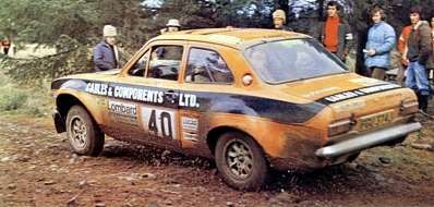 Anthony Fowkes - Bryan Harris
24º Lombard RAC Rally 1975. Ford Escort RS1600 MKI (FGU 374J). Clasificado 3º.

Del 22 al 26 de Noviembre, York, Yorkshire, Inglaterra.
Superficie: tierra.

El Rally tenia 72 tramos especiales (2 de ellos fueron cancelados, SS7 Wykeham y SS25 Chargot Wood).

Se inscribieron 250 equipos, tomaron la salida 236, finalizaron 104.@
Palabras clave: Gran_Bretaña;Ford;Escort;RS;MKI;MKI;1975;Lombard_RAC_Rally