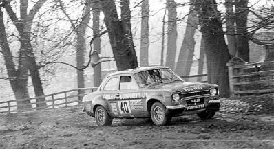 Anthony Fowkes - Bryan Harris
24º Lombard RAC Rally 1975. Ford Escort RS1600 MKI (FGU 374J). Clasificado 3º.

Del 22 al 26 de Noviembre, York, Yorkshire, Inglaterra.
Superficie: tierra.

El Rally tenia 72 tramos especiales (2 de ellos fueron cancelados, SS7 Wykeham y SS25 Chargot Wood).

Se inscribieron 250 equipos, tomaron la salida 236, finalizaron 104.@
Palabras clave: Gran_Bretaña;Ford;Escort;RS;MKI;MKI;1975;Lombard_RAC_Rally