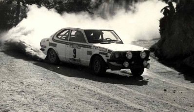 Ove Andersson - Arne Hertz
9º Rallye de Portugal - Vinho do Porto 1975. Toyota Corolla Levin TE 27. Clasificado 3º.

Del 18 al 21 de Julio, Estoril, Cascais, Lisboa, Portugal.
Superficie: asfalto - tierra.

El Rally tenia un total de 2006.50 Km de los que 514.80 Km divididos en 34 tramos eran especiales.

Tomaron la salida 73 equipos, finalizaron 22.@
Palabras clave: Ove_Andersson;Portugal;Toyota;Corolla;1975