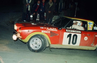 Markku Alén - Ilkka Kivimaki
43º Rallye Automobile de Monte-Carlo 1975. Fiat 124 Abarth Rallye (TO K81054). Clasificado 3º.

Del 15 al 23 de Enero, Monte Carlo.
Superficie: asfalto - nieve.

El Rally tenia un total de 2,345.00 Km de los que 472.00 Km divididos en 22 tramos eran especiales.

Se inscribieron 114 equipos, tomaron la salida 96, finalizaron 43.@
Palabras clave: Markku_Alen;Fiat;Abarth;Montecarlo;1975
