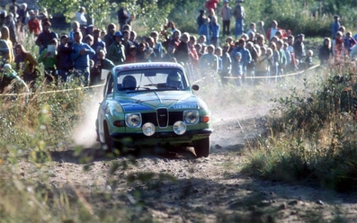 Per Eklund - Björn Cederberg
25º Jyväskylän Suurajot - Rally of the 1000 Lakes 1975. Saab 96 V4 (BPZ 798). Clasificado 4º.

Del 29 al 31 de Agosto, Jyväskylä, Finlandia.
Superficie: tierra.

El Rally tenia un total de 1332.00 km de los que 287.50 km divididos en 42 tramos eran especiales.

Tomaron la salida 98 equipos, finalizaron 60.@
Palabras clave: ;Saab;Finlandia;1975