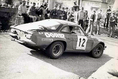 Jean-Pierre Manzagol - Jean-François Filippi
19º Tour de Corse 1975. Alpine-Renault A110 1800 (560 DK 20). Clasificado 4º.

Del 8 al 9 de Noviembre, Ajaccio, Córcega, Francia.
Superficie: asfalto.

El Rally tenia un total de 1340.00 km de los que 479.40 km divididos en 10 tramos eran especiales (3 de ellos fueron cancelados, SS3 Luri - Canari de 23.70 km, SS4 San Prieto - Pietra Moneta de 34.00 km y SS5 RF9 - N195 de 29.80 km).

Tomaron la salida 77 equipos, finalizaron 22.

En esta edición habí­an 2 tramos de mas de 100 Km:
SS1 Panelca - Ponte Leccia de 158 Km
SS8 Zonza - Abaccia de 120 Km.
@
Palabras clave: Alpine;Renault;Corcega;Corse;1975