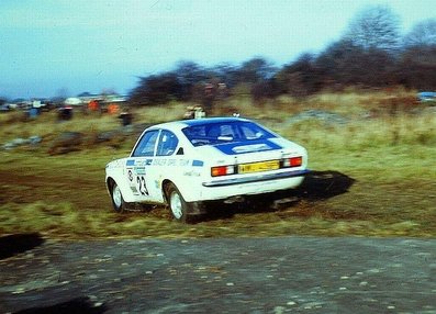 Anthony (Tony) Pond - David Richards
24º Lombard RAC Rally 1975. Opel Kadett GT/E (MWU 458P). Clasificado 4º.

Del 22 al 26 de Noviembre, York, Yorkshire, Inglaterra.
Superficie: tierra.

El Rally tenia 72 tramos especiales (2 de ellos fueron cancelados, SS7 Wykeham y SS25 Chargot Wood).

Se inscribieron 250 equipos, tomaron la salida 236, finalizaron 104.@
Palabras clave: Tony_Pond;Opel;Kadett;GT/E;Gran_Bretaña;1975;RAC_Rally