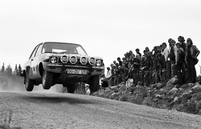 Anders Kulläng - Claes-Göran Andersson
25º Jyväskylän Suurajot - Rally of the 1000 Lakes 1975. 	Opel Ascona 1.9 SR (GG-DU 120). Clasificado 5º.

Del 29 al 31 de Agosto, Jyväskylä, Finlandia.
Superficie: tierra.

El Rally tenia un total de 1332.00 km de los que 287.50 km divididos en 42 tramos eran especiales.

Tomaron la salida 98 equipos, finalizaron 60.@
Palabras clave: ;Finlandia;Opel;Ascona;1975