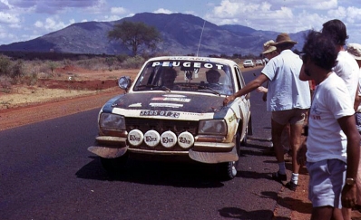 Bert Shankland - Chris Bates
23º Safari Rally 1975. Peugeot 504. Clasificado 5º.

Del 27 al 31 de Marzo, Nairobi, Kenya, África.
Superficie: tierra.

El Rally tenia un total de 5927 km con 80 controles horarios.

Tomaron la salida 75 equipos, finalizaron 14.@
Palabras clave: Peugeot;Safari;1975