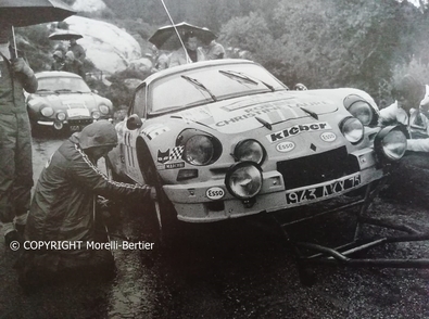 Asistencia en el 19º Tour de Corse 1975
En el Alpine-Renault A110 1800 (943 AKX 75) de Jacques Henry - Maurice Gelin, clasificado 5º.

Detrás se puede ver el Alpine-Renault A110 1800 (560 DK 20) de Jean-Pierre Manzagol - Jean-François Filippi, clasificado 4º.

Del 8 al 9 de Noviembre, Ajaccio, Córcega, Francia.
Superficie: asfalto.

En esta edición habían 2 tramos de mas de 100 Km, SS1 Panelca - Ponte Leccia de 158 Km y SS8 Zonza - Abaccia de 120 Km.

El Rally tenia un total de 1340 km de los que 479.40 km divididos en 10 tramos eran especiales, (3 de ellos fueron cancelados SS3 Luri - Canari de 23.70 Km, SS4 San Pietro - Pietra Moneta de 34.00 Km, SS5 RF9 - N195 de 29.80 Km).

Tomaron la salida 77 equipos, finalizaron 22.

© Morelli-Bertier
@
Palabras clave: Jacques_Henry;Alpine;Renault;Corse;Corcega;1975;Asistencias