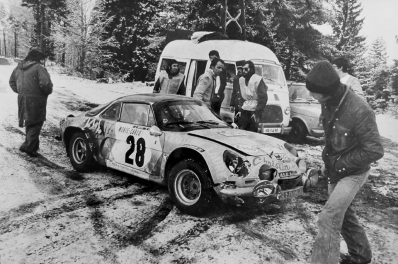 Jacques Henry - Maurice Gelin
43º Rallye Automobile de Monte-Carlo 1975. Alpine-Renault A110 1950 (810 HM 76). Clasificado 6º.

Del 15 al 23 de Enero, Monte Carlo.
Superficie: asfalto - nieve.

El Rally tenia un total de 2,345.00 Km de los que 472.00 Km divididos en 22 tramos eran especiales.

Se inscribieron 114 equipos, tomaron la salida 96, finalizaron 43.@
Palabras clave: Jacques_Henry;Renault;Alpine;A110;Montecarlo;1975