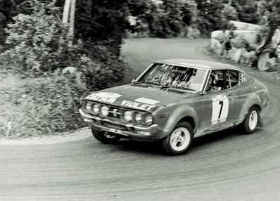 Shekhar Mehta - Yvonne Pratt
9º Rallye de Portugal - Vinho do Porto 1975. Datsun Violet 160J. Clasificado 7º.

Del 18 al 21 de Julio, Estoril, Cascais, Lisboa, Portugal.
Superficie: asfalto - tierra.

El Rally tenia un total de 2006.50 Km de los que 514.80 Km divididos en 34 tramos eran especiales.

Tomaron la salida 73 equipos, finalizaron 22.

Foto de Luis Teixeira en el tramo de Sintra
@
Palabras clave: Shekhar_Mehta;Porugal;Datsun;Violet;1975