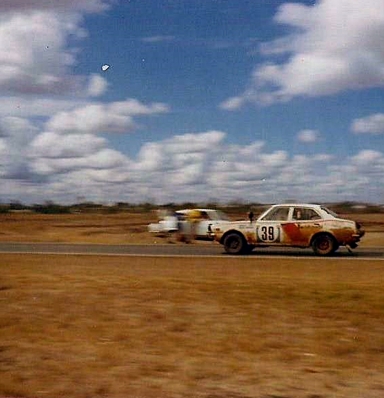Davinder Singh - Roger Barnard
23º Safari Rally 1975. Mitsubishi Colt Lancer. Clasificado 8º.

Del 27 al 31 de Marzo, Nairobi, Kenya, África.
Superficie: tierra.

El Rally tenia un total de 5927 km con 80 controles horarios.

Tomaron la salida 75 equipos, finalizaron 14.@
Palabras clave: Mitsubishi;Colt;Lancer;Safari;1975