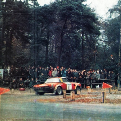 Maurizio Verini - Francesco Rossetti
24º Lombard RAC Rally 1975. Fiat Abarth 124 Rallye. Clasificado 8º.

Del 22 al 26 de Noviembre, York, Yorkshire, Inglaterra.
Superficie: tierra.

El Rally tenia 72 tramos especiales (2 de ellos fueron cancelados, SS7 Wykeham y SS25 Chargot Wood).

Se inscribieron 250 equipos, tomaron la salida 236, finalizaron 104.@
Palabras clave: ;Fiat;Abarth;Rallye;Gran_Bretaña;1975