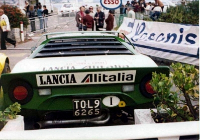 Sandro Munari - Mario Mannucci
19º Tour de Corse 1975. Lancia Stratos HF (TO L96265). Abandonó
por accidente.

En esta edición habí­an 2 tramos de mas de 100 Km:
SS1 Panelca - Ponte Leccia de 158 Km
SS8 Zonza - Abaccia de 120 Km.

Del 8 al 9 de Noviembre, Ajaccio, Córcega, Francia.
Superficie: asfalto.

El Rally tenia un total de 1340.00 km de los que 479.40 km divididos en 10 tramos eran especiales (3 de ellos fueron cancelados, SS3 Luri - Canari de 23.70 km, SS4 San Prieto - Pietra Moneta de 34.00 km y SS5 RF9 - N195 de 29.80 km).

Tomaron la salida 77 equipos, finalizaron 22.
@
Palabras clave: Sandro_Munari;Corcega;Lancia;Stratos;Corse;1975;Parque_Cerrado