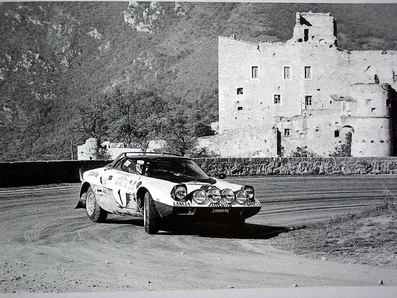 Sandro Munari - Mario Mannucci
17º Rally Sanremo 1975. Lancia Stratos HF (TO-96265L). Abandonó por pinchazo/reventón de rueda.

Del 1 al 4 de Octubre, Sanremo, Imperia, Liguria, Italia.
Superficie: tierra - asfalto.

El Rally tenia un total de 1736.00 km de los que 977.00 km divididos en 39 tramos eran especiales.

Tomaron la salida 118 equipos, finalizaron 33.@
Palabras clave: Sandro_Munari;Lancia;Stratos;Sanremo;1975