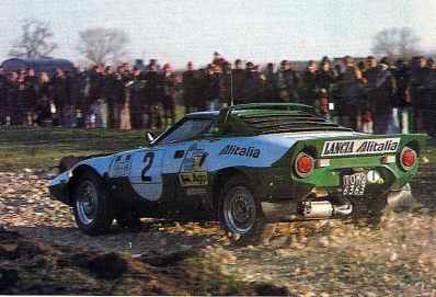 Björn Waldegård - Hans Thorszelius
24º Lombard RAC Rally 1975. Lancia Stratos HF. Excluido del Rally por llegar fuera del tiempo limite (OTL).
El Rally tenia 72 tramos especiales, (2 de ellos fueron cancelados, SS7 Wykeham y SS25 Chargot Wood).
Se inscribieron 250 equipos, tomaron la salida 236, finalizaron 104.@
Palabras clave: ;Hans_Thorszelius;Lancia;Stratos;Gran_Bretaña;1975;Lombard_RAC_Rally