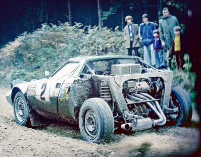 Björn Waldegård - Hans Thorszelius
24º Lombard RAC Rally 1975. Lancia Stratos HF (TO M26363). Excluido del Rally por llegar fuera del tiempo limite (OTL).

Del 22 al 26 de Noviembre, York, Yorkshire, Inglaterra.
Superficie: tierra.

El Rally tenia 72 tramos especiales, (2 de ellos fueron cancelados, SS7 Wykeham y SS25 Chargot Wood).

Se inscribieron 250 equipos, tomaron la salida 236, finalizaron 104.@
Palabras clave: ;Hans_Thorszelius;Lancia;Stratos;Gran_Bretaña;1975;Lombard_RAC_Rally